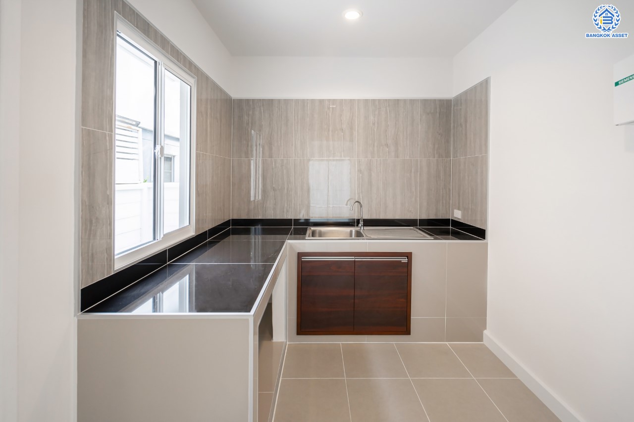 บ้านมือสองตกแต่งใหม่ ม.พฤกษาวิลเลจ30 เดอะซีซั่น แจ้งวัฒนะ-ราชพฤกษ์ หลังมุม ทำเลย่านปทุมธานี เนื้อที่ 53.6 ตร.ว. ฟังก์ชัน 3 ห้องนอน 2 ห้องน้ำ จอดรถได้ 1 คัน เดินทางสะดวกสบายเข้า-ออกได้หลายเส้นทาง ใกล้เมืองทองธานี และจุดขึ้นทางด่วน "แจ้งวัฒนะ"